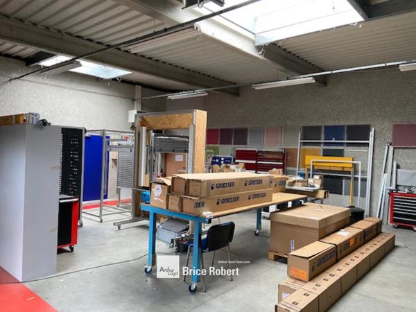 Bâtiment d activités indépendant à louer à Décines-Charpieu avec parkings