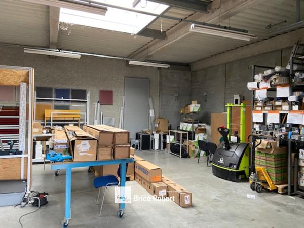 Bâtiment d activités indépendant à louer à Décines-Charpieu avec parkings