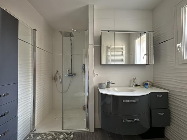 Crécy-la-Chapelle (77580) Maison familiale moderne avec terrasses et jacuzzi