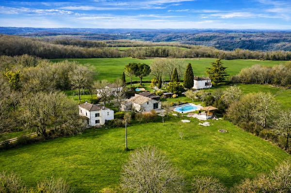 Charmant ensemble de deux maisons quercynoises en pierre, piscine et vue