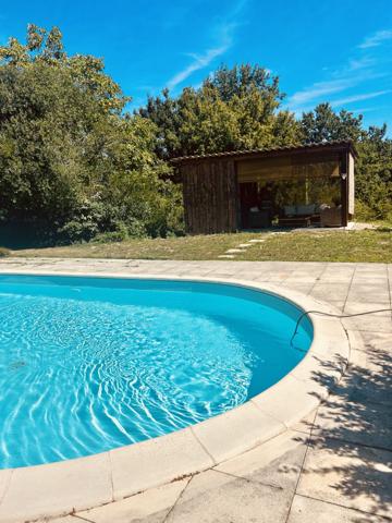 Charmant ensemble de deux maisons quercynoises en pierre, piscine et vue