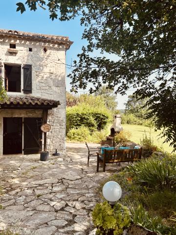 Charmant ensemble de deux maisons quercynoises en pierre, piscine et vue
