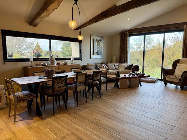Charmant ensemble de deux maisons quercynoises en pierre, piscine et vue