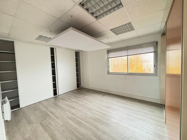Bâtiment indépendant de bureaux à louer à Treillières parking sécurisé