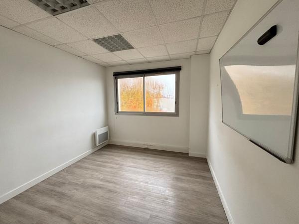 Bâtiment indépendant de bureaux à louer à Treillières parking sécurisé