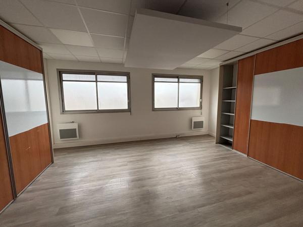 Bâtiment indépendant de bureaux à louer à Treillières parking sécurisé