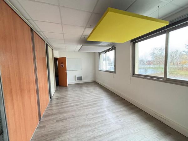 Bâtiment indépendant de bureaux à louer à Treillières parking sécurisé