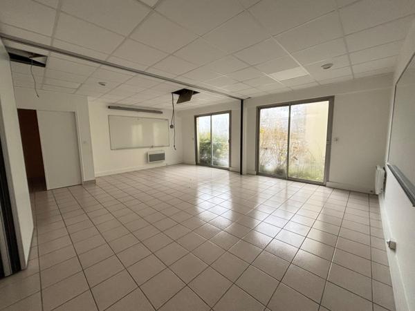 Bâtiment indépendant de bureaux à louer à Treillières parking sécurisé