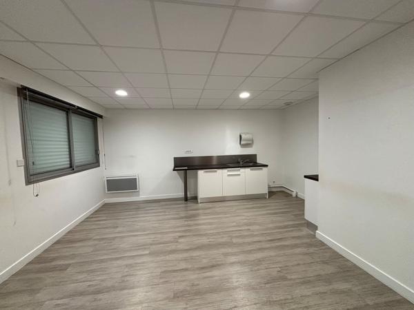 Bâtiment indépendant de bureaux à louer à Treillières parking sécurisé
