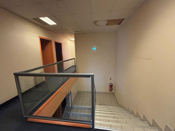 Bâtiment indépendant de bureaux à louer à Treillières parking sécurisé