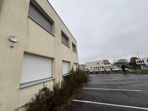 Bâtiment indépendant de bureaux à louer à Treillières parking sécurisé