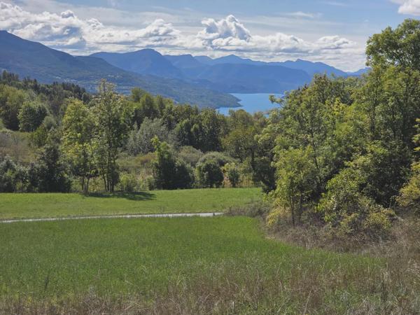 Puy-Saint-Eusèbe (05200) TERRAIN a bâtir d'environ 800 m² avec un aperçu Lac.