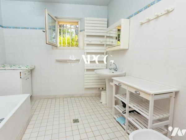 MAS EN PIERRE AVEC DEPENDANCES PISCINE ET TERRAIN A VAISON LA ROMAINE