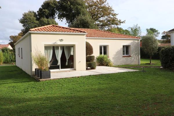Maison de plain-pied de 140 m², non mitoyenne, sur terrain de 1654 m²