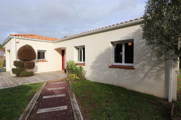 Maison de plain-pied de 140 m², non mitoyenne, sur terrain de 1654 m²