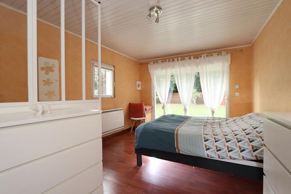 Maison de plain-pied de 140 m², non mitoyenne, sur terrain de 1654 m²