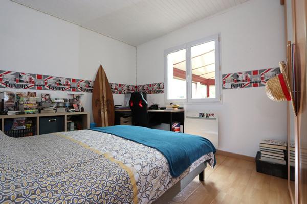 Maison de plain-pied de 140 m², non mitoyenne, sur terrain de 1654 m²