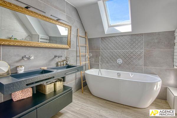 Versailles Montreuil Maison 8 pièces 6 chambres 268 m² au sol avec garage et studio indépendant de 27 m² habitables 2 080 000 € **  - Référence  28039