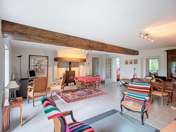 Belle longère à vendre sur les Bords de Loire dans un cadre bucolique offrant de beaux volumes et un joli jardin entièrement clos au calme