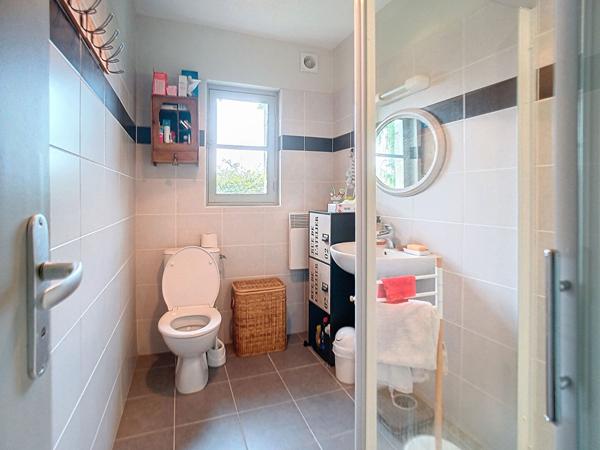 Belle longère à vendre sur les Bords de Loire dans un cadre bucolique offrant de beaux volumes et un joli jardin entièrement clos au calme