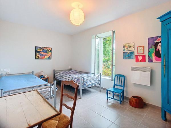 Belle longère à vendre sur les Bords de Loire dans un cadre bucolique offrant de beaux volumes et un joli jardin entièrement clos au calme