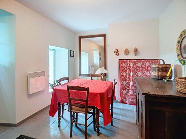 Belle longère à vendre sur les Bords de Loire dans un cadre bucolique offrant de beaux volumes et un joli jardin entièrement clos au calme