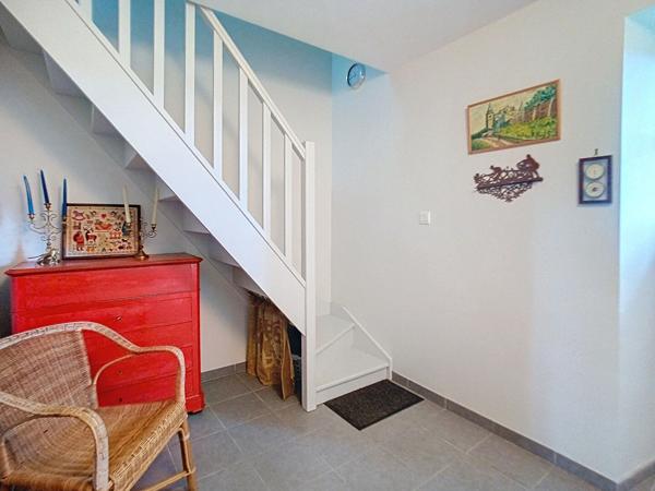 Belle longère à vendre sur les Bords de Loire dans un cadre bucolique offrant de beaux volumes et un joli jardin entièrement clos au calme