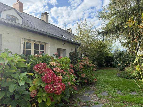 Belle longère à vendre sur les Bords de Loire dans un cadre bucolique offrant de beaux volumes et un joli jardin entièrement clos au calme