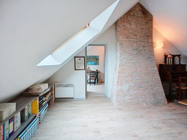 Belle longère à vendre sur les Bords de Loire dans un cadre bucolique offrant de beaux volumes et un joli jardin entièrement clos au calme