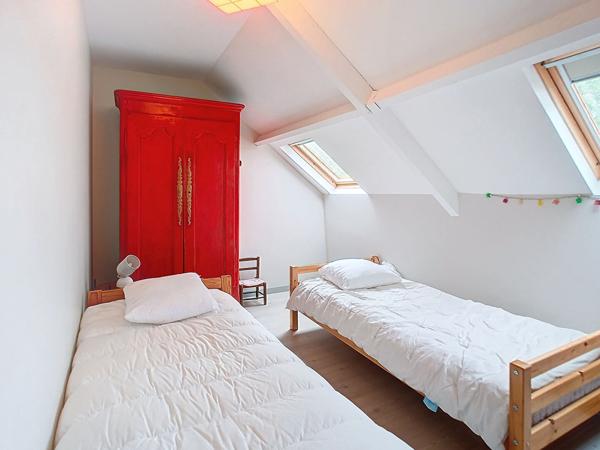 Belle longère à vendre sur les Bords de Loire dans un cadre bucolique offrant de beaux volumes et un joli jardin entièrement clos au calme