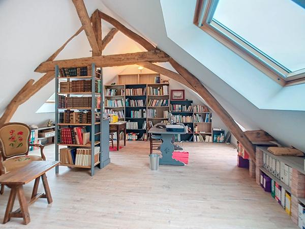 Belle longère à vendre sur les Bords de Loire dans un cadre bucolique offrant de beaux volumes et un joli jardin entièrement clos au calme