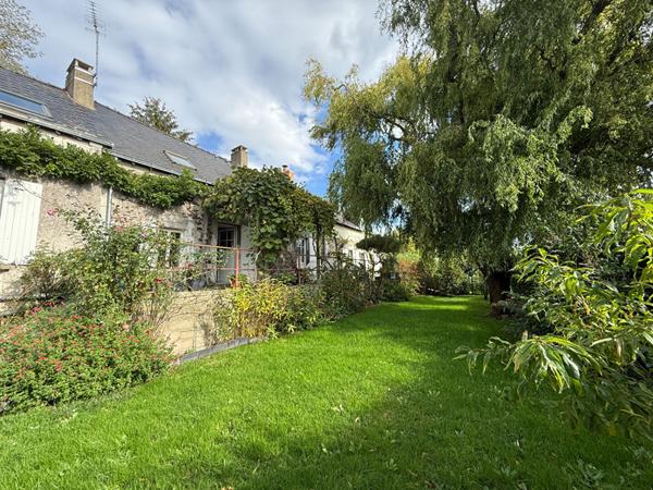 Belle longère à vendre sur les Bords de Loire dans un cadre bucolique offrant de beaux volumes et un joli jardin entièrement clos au calme