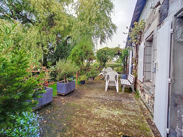 Belle longère à vendre sur les Bords de Loire dans un cadre bucolique offrant de beaux volumes et un joli jardin entièrement clos au calme
