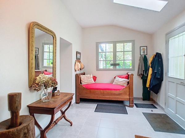 Belle longère à vendre sur les Bords de Loire dans un cadre bucolique offrant de beaux volumes et un joli jardin entièrement clos au calme