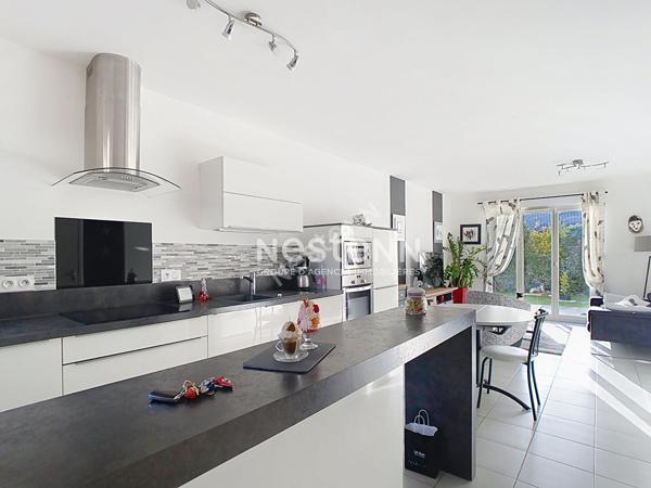 A vendre proche secteur Nazareth, maison 3 chambres, cuisine ouverte aménagée équipée, terrasse, jardin clos, garage.