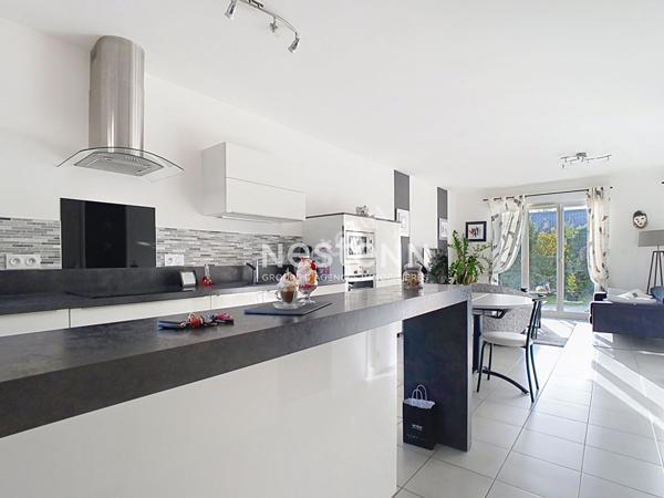 A vendre proche secteur Nazareth, maison 3 chambres, cuisine ouverte aménagée équipée, terrasse, jardin clos, garage.