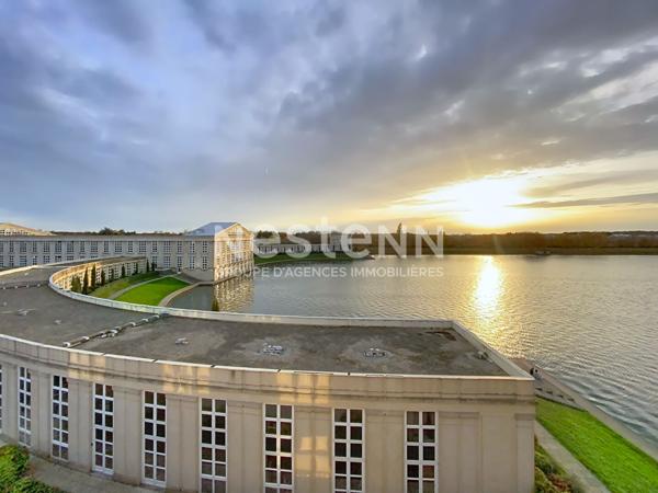 A VENDRE ! Duplex dernier étage Voisins Le Bretonneux 5 pièces 117.82 m², 4 places de parking et 1 cave.