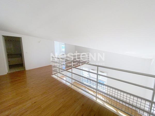 A VENDRE ! Duplex dernier étage Voisins Le Bretonneux 5 pièces 117.82 m², 4 places de parking et 1 cave.