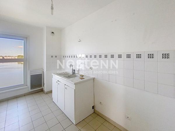 A VENDRE ! Duplex dernier étage Voisins Le Bretonneux 5 pièces 117.82 m², 4 places de parking et 1 cave.