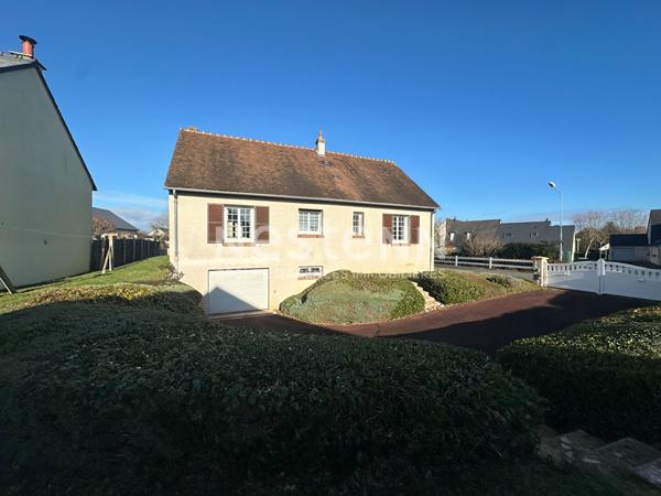 Beau pavillon de 84.77 m² comprenant 2 chambres à vendre avec terrain clos à Château-du-Loir (72500)