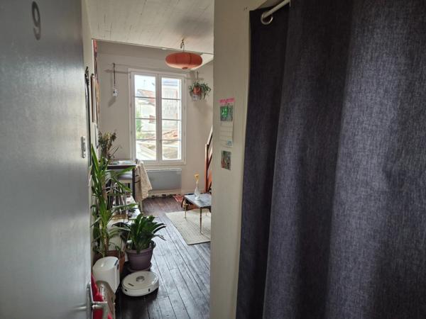 Appartement T2 en résidence sécurisée, face Hôtel de Ville, proche tous commerces et transport.