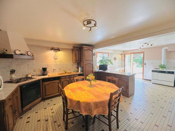 MAISON  8 PIECES DE 169 M2 SUR SOUS-SOL AMENAGEABLE + GARAGE