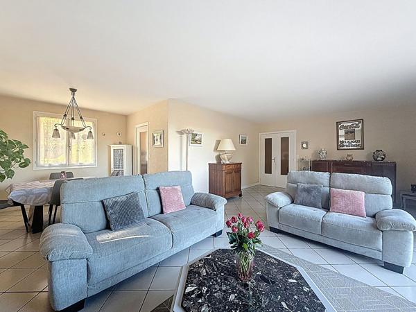 Belle maison à Mollon avec vue dégagée, 3 chambres, sous sol complet sur un terrain de 1774m².