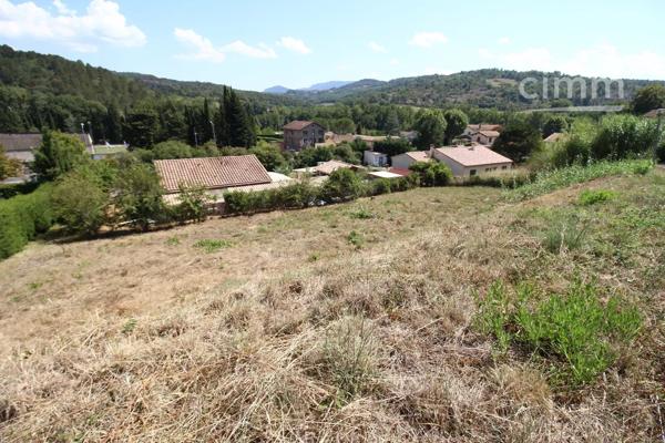 A vendre un terrain constructible et viabilisé de 902 m², dans un quartier calme et résidentiel.