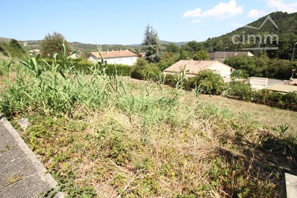 A vendre un terrain constructible et viabilisé de 902 m², dans un quartier calme et résidentiel.
