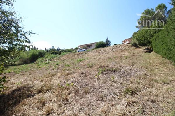 A vendre un terrain constructible et viabilisé de 902 m², dans un quartier calme et résidentiel.