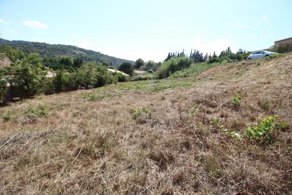 A vendre un terrain constructible et viabilisé de 902 m², dans un quartier calme et résidentiel.