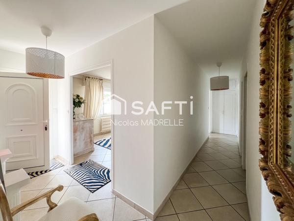 Maison 6 pièces 150 m2 parc, piscine, pool house