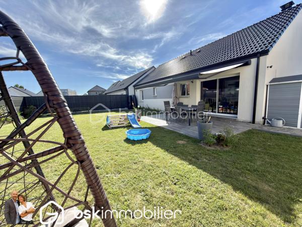 EXCLUSIVITÉ – Superbe plain-pied récent de 98 m² – 3 chambres – Aucun travaux – Oignies

Vous recherchez un plain-pied moderne, lumineux et parfaitement entretenu ? Ne cherchez plus, ce bien est fait pour vous !

Située dans un environnement agréable sur la commune d’Oignies, cette magnifique maison individuelle de 98 m², construite en 2018, est édifiée sur une parcelle entièrement clôturée de 440 m². Elle séduira immédiatement les amateurs de confort, de modernité et de prestations de qualité.

Dès l’entrée, vous découvrirez une maison baignée de lumière grâce à sa double exposition. Le cœur de la maison est une superbe pièce de vie de plus de 42 m², réunissant un spacieux séjour et une cuisine complètement équipée ouverte, idéale pour partager des moments conviviaux en famille ou entre amis. Le poêle à bois apporte une ambiance chaleureuse tout en offrant un confort supplémentaire durant l’hiver.

L’espace nuit se compose de 3 belles chambres, d’une élégante salle d’eau équipée d’une douche à l’italienne, d’un WC indépendant ainsi que d’une pratique buanderie/arrière-cuisine facilitant le quotidien.

À l’extérieur, les prestations sont tout aussi séduisantes. Vous profiterez d’une magnifique terrasse carrelée exposée plein sud, protégée par un store banne électrique, véritable invitation à profiter des beaux jours en toute tranquillité.

Le stationnement est un véritable atout : l’accès s’effectue par un portail motorisé en aluminium ouvrant sur une vaste cour en pavés permettant de stationner 3 à 4 véhicules, voire un camping-car.

Côté confort :

. DPE B
. Construction de 2018 (encore sous garantie décennale selon les éléments applicables)
. Menuiseries aluminium double vitrage
. Volets roulants électriques
. Chaudière gaz à condensation avec thermostat connecté
. Poêle à bois
. Adoucisseur d’eau
. Parcelle entièrement clôturée
. Aucun travaux à prévoir

Un emplacement idéal

À proximité immédiate des écoles, des transports en commun, de la gare de Libercourt ainsi que des principaux axes routiers, cette maison offre un cadre de vie pratique tout en restant au calme.

Les plain-pieds récents de cette qualité sont particulièrement recherchés sur le secteur. Une visite suffira pour tomber sous le charme !

Contactez-nous dès aujourd’hui pour organiser une visite et découvrir ce véritable coup de cœur.

VISITE VIRTUELLE SUR DEMANDE