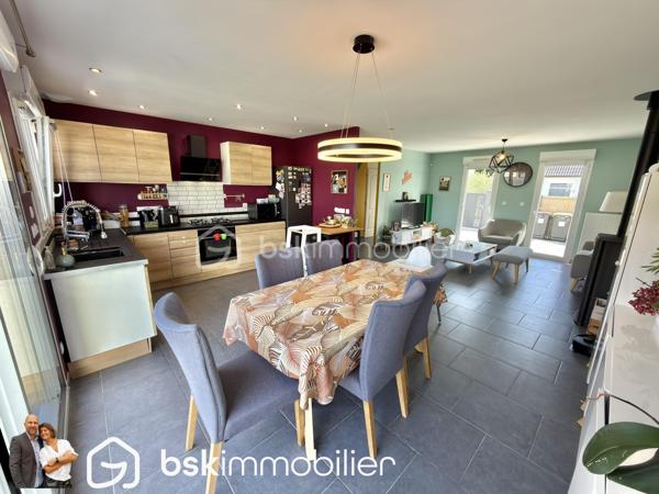 EXCLUSIVITÉ – Superbe plain-pied récent de 98 m² – 3 chambres – Aucun travaux – Oignies

Vous recherchez un plain-pied moderne, lumineux et parfaitement entretenu ? Ne cherchez plus, ce bien est fait pour vous !

Située dans un environnement agréable sur la commune d’Oignies, cette magnifique maison individuelle de 98 m², construite en 2018, est édifiée sur une parcelle entièrement clôturée de 440 m². Elle séduira immédiatement les amateurs de confort, de modernité et de prestations de qualité.

Dès l’entrée, vous découvrirez une maison baignée de lumière grâce à sa double exposition. Le cœur de la maison est une superbe pièce de vie de plus de 42 m², réunissant un spacieux séjour et une cuisine complètement équipée ouverte, idéale pour partager des moments conviviaux en famille ou entre amis. Le poêle à bois apporte une ambiance chaleureuse tout en offrant un confort supplémentaire durant l’hiver.

L’espace nuit se compose de 3 belles chambres, d’une élégante salle d’eau équipée d’une douche à l’italienne, d’un WC indépendant ainsi que d’une pratique buanderie/arrière-cuisine facilitant le quotidien.

À l’extérieur, les prestations sont tout aussi séduisantes. Vous profiterez d’une magnifique terrasse carrelée exposée plein sud, protégée par un store banne électrique, véritable invitation à profiter des beaux jours en toute tranquillité.

Le stationnement est un véritable atout : l’accès s’effectue par un portail motorisé en aluminium ouvrant sur une vaste cour en pavés permettant de stationner 3 à 4 véhicules, voire un camping-car.

Côté confort :

. DPE B
. Construction de 2018 (encore sous garantie décennale selon les éléments applicables)
. Menuiseries aluminium double vitrage
. Volets roulants électriques
. Chaudière gaz à condensation avec thermostat connecté
. Poêle à bois
. Adoucisseur d’eau
. Parcelle entièrement clôturée
. Aucun travaux à prévoir

Un emplacement idéal

À proximité immédiate des écoles, des transports en commun, de la gare de Libercourt ainsi que des principaux axes routiers, cette maison offre un cadre de vie pratique tout en restant au calme.

Les plain-pieds récents de cette qualité sont particulièrement recherchés sur le secteur. Une visite suffira pour tomber sous le charme !

Contactez-nous dès aujourd’hui pour organiser une visite et découvrir ce véritable coup de cœur.

VISITE VIRTUELLE SUR DEMANDE